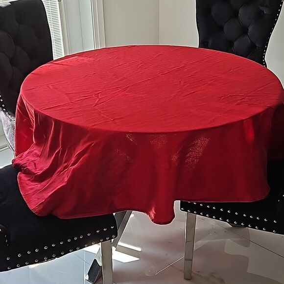 Tablecloth Sitting For 4, Round 70" Cherry Red - Picture 2 of 15